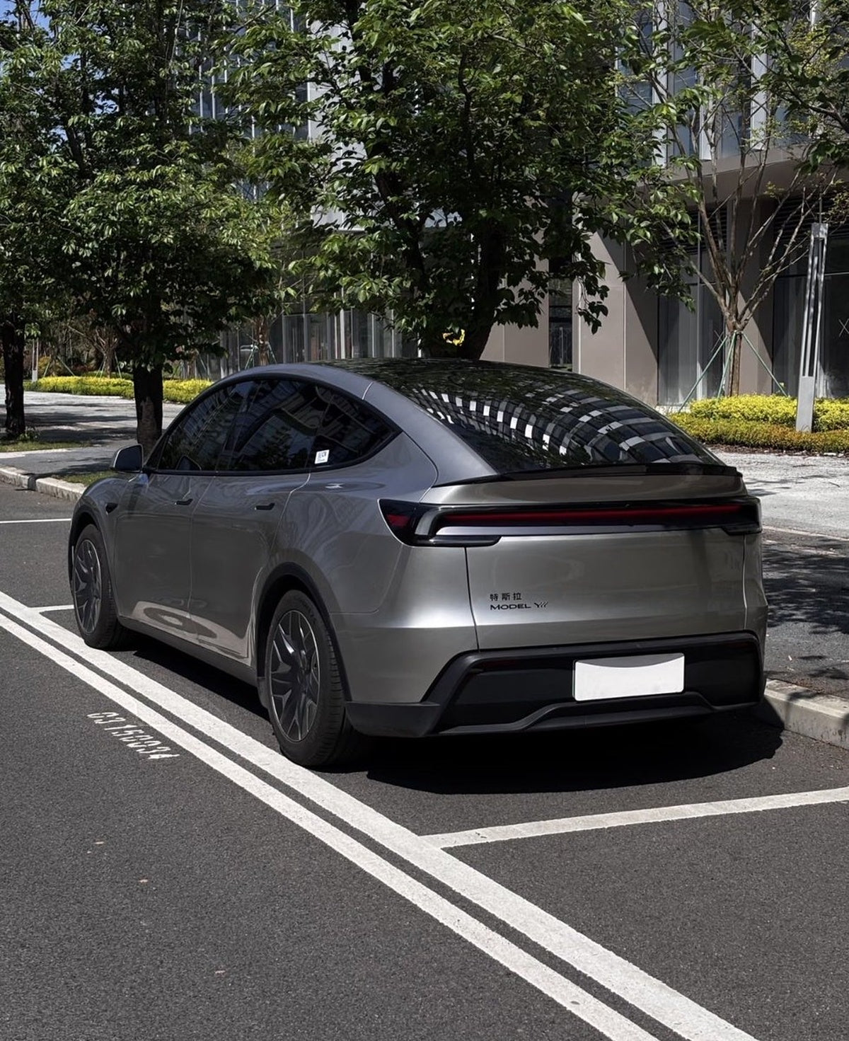 Tesla Model Y L: The Long-Wheelbase 6-Seater Explained