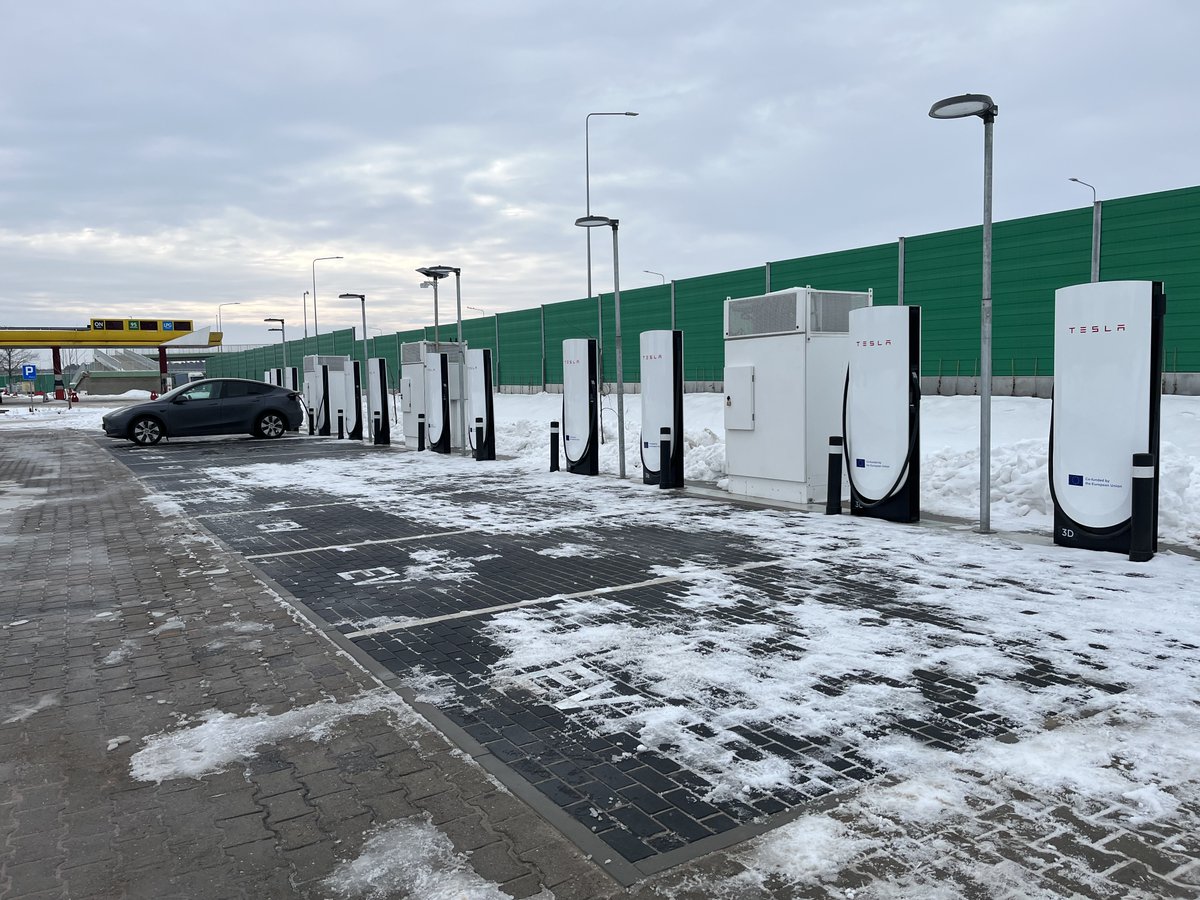 Tesla Opens 12-Stall Supercharger in Załuski, Poland