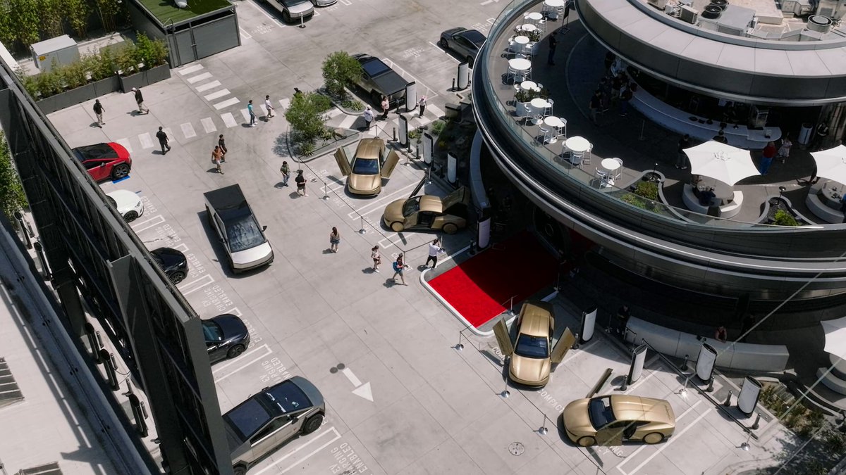 Tesla Cybercabs Without Steering Wheels Appear at Diner