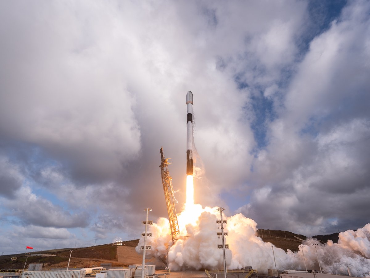 SpaceX Launches 27 Starlink Satellites from Vandenberg