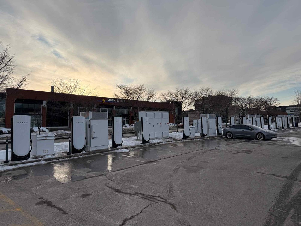 New Tesla Supercharger Opens in Laval, QC: 16 Stalls on Avenue du Cosmodôme