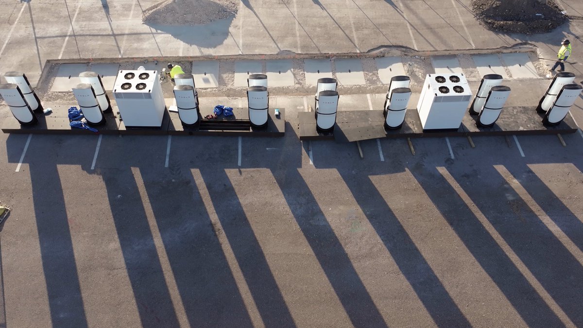 Tesla Folding Unit Superchargers: 500kW V4, 8 Posts, 20% Cheaper