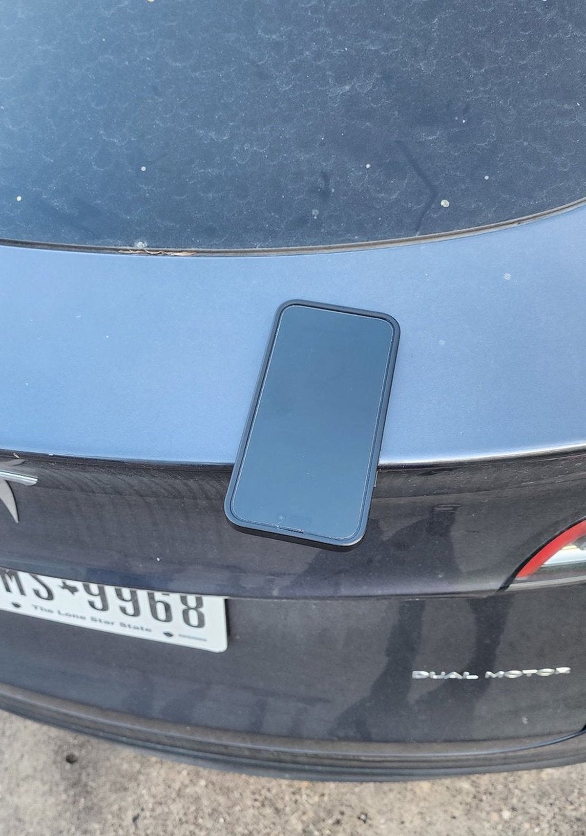 Tesla FSD Keeps Phone on Model Y Tailgate for 4.3 Miles