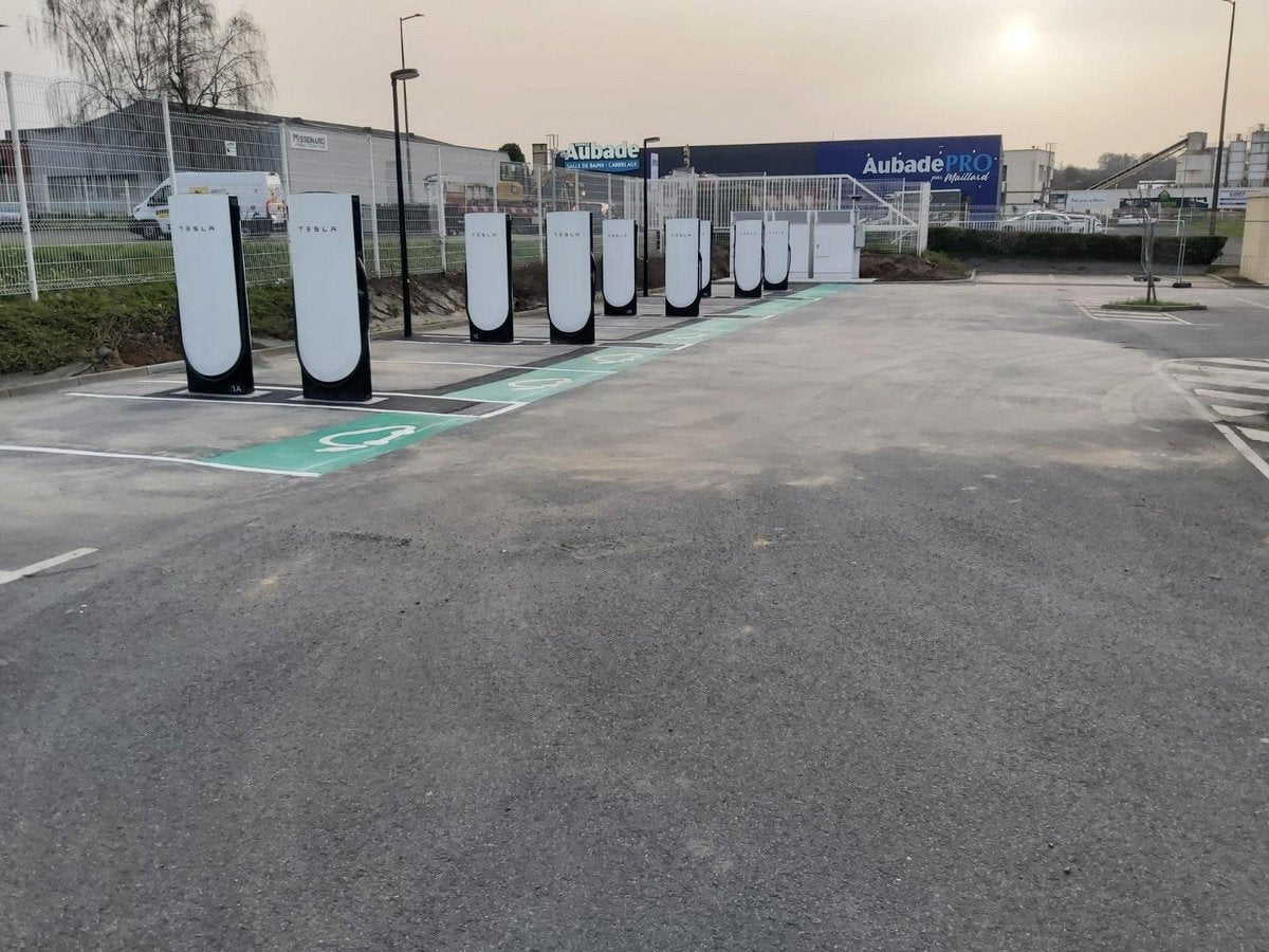 Tesla Opens New Supercharger in Le Mans, France: 9 Stalls, 250kW